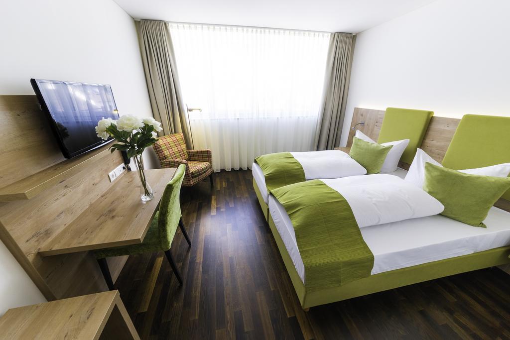 Hotel Rheingold Gailingen Rum bild