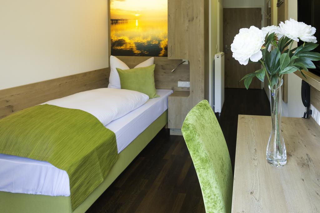Hotel Rheingold Gailingen Rum bild