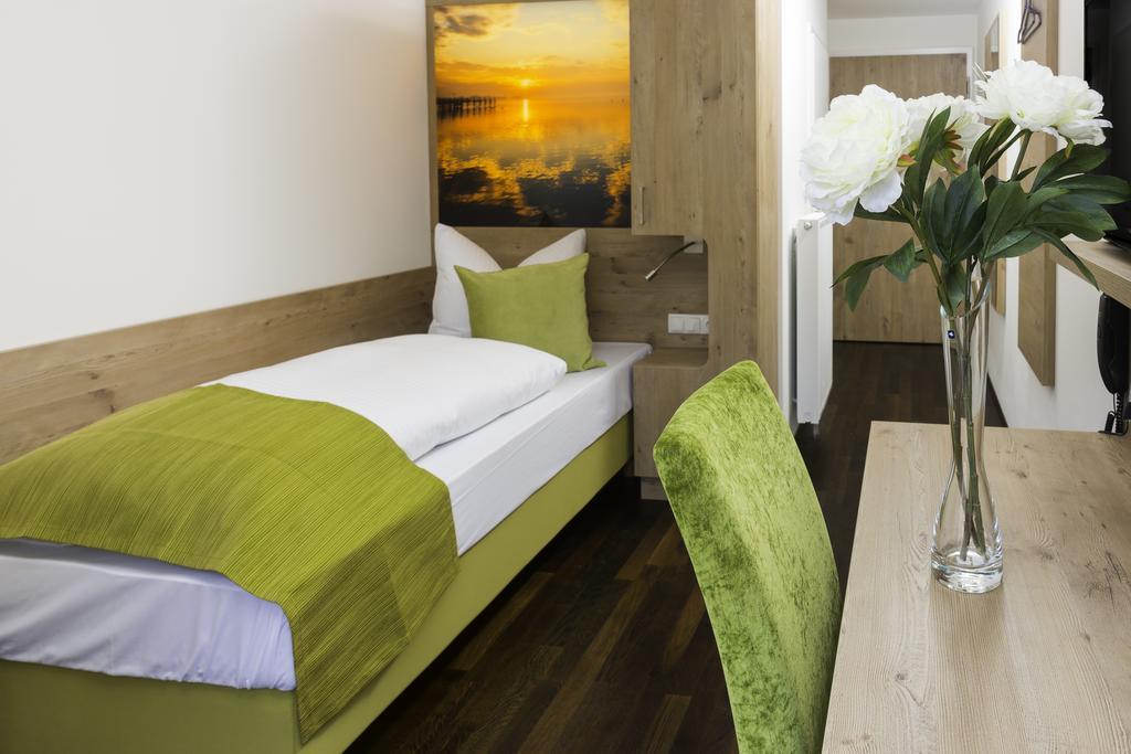 Hotel Rheingold Gailingen Rum bild