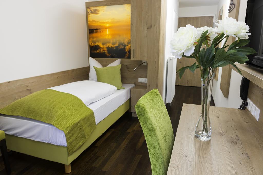 Hotel Rheingold Gailingen Rum bild